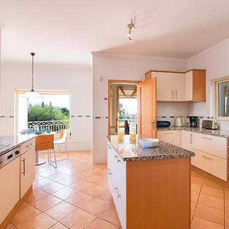 Sleeps 8 With Pool And Parking