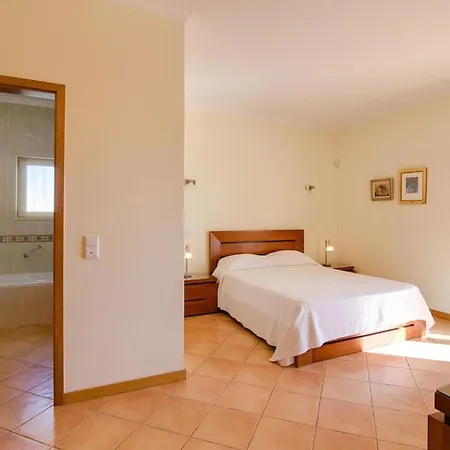 Sleeps 8 With Pool And Parking Vila *