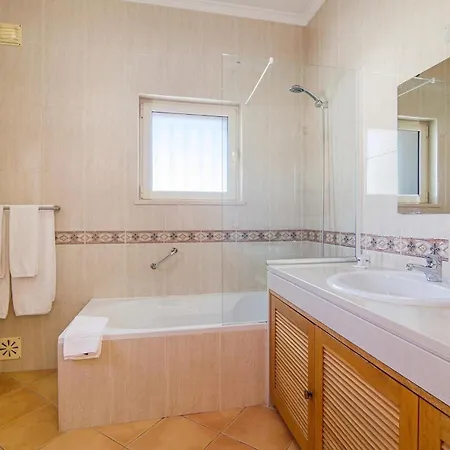 ヴィラ Sleeps 8 With Pool And Parking
