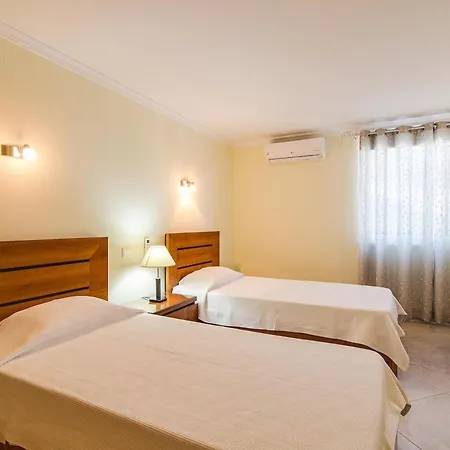 Sleeps 8 With Pool And Parking *